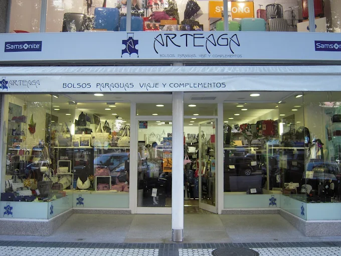 Fachada de la tienda Bolsos Arteaga en Donostia-San Sebastián